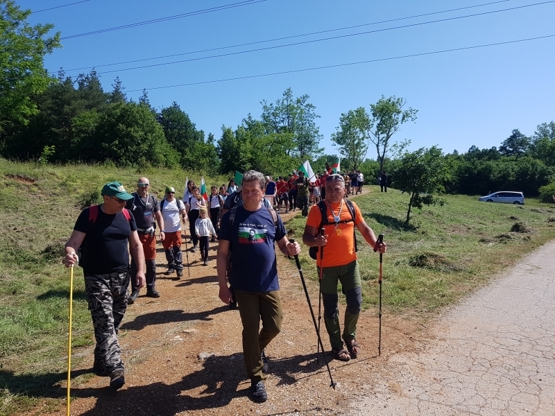 В прехода на походната колона на 74 тия НТП По