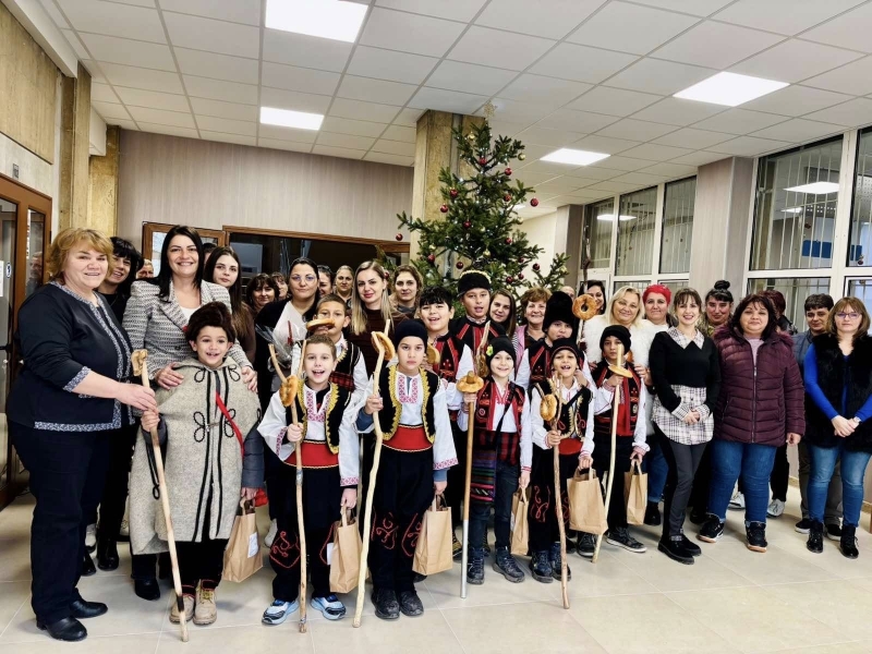 Коледари огласиха сградата на Общинска администрация – Мизия с песни