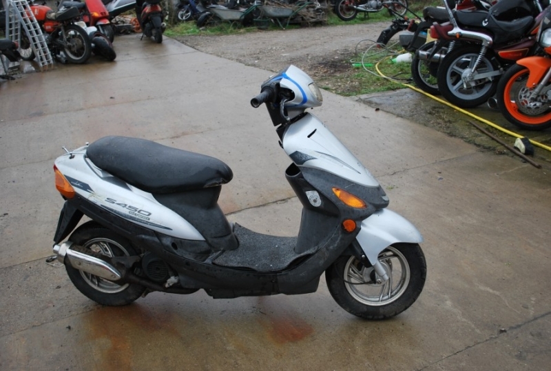 Полицията излови нередовни мотористи да юркат мотопеди без номера във