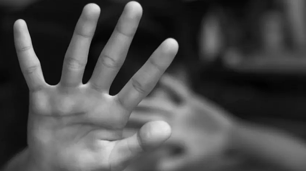 Баща преби жестоко 13-годишната си дъщеря в Плевен, прати я в болница