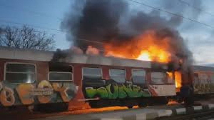 Пламна локомотив на влака, пътуващ от София за Горна Оряховица,