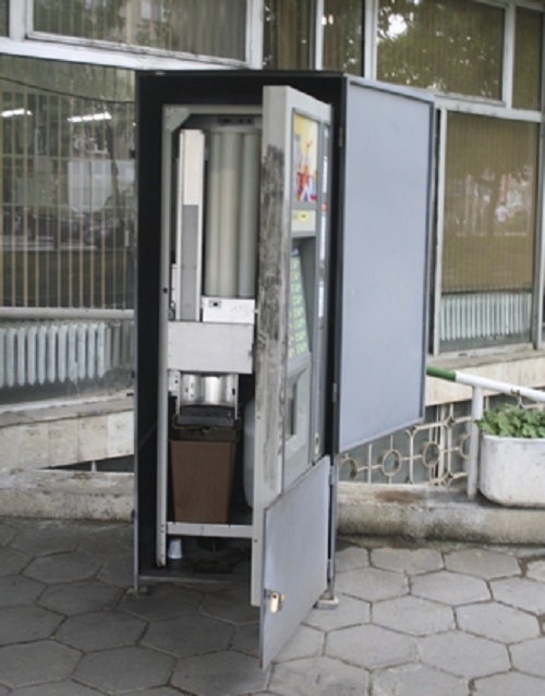 Мъж е потрошил кафеавтомат на улица във Враца съобщиха от