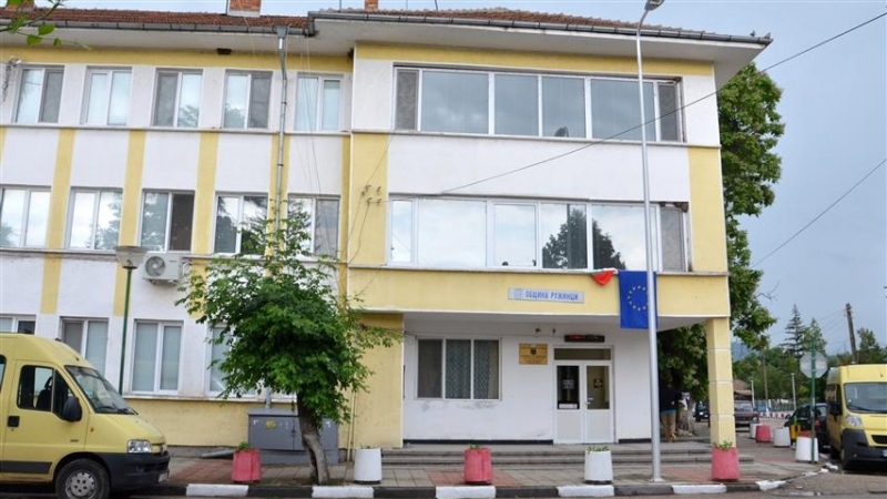 79 лица започнаха работа като лични асистенти социални асистенти и