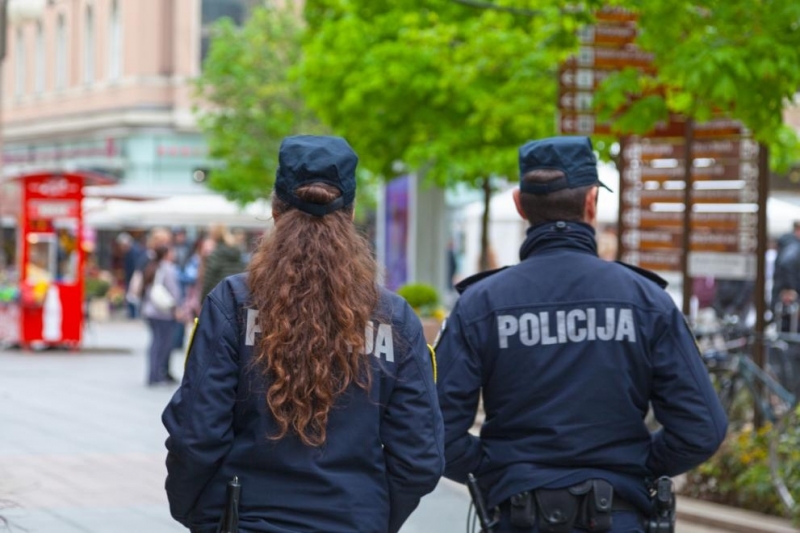 Най малко 10 души бяха ранени след като ван превозващ незаконни