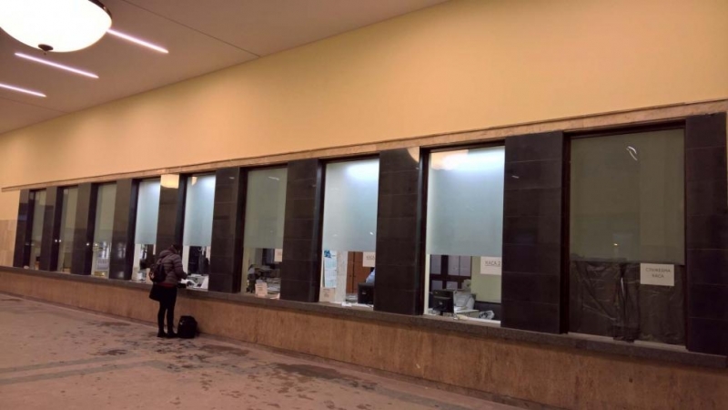 Тяло увито в найлон на пода в сградата на Централна