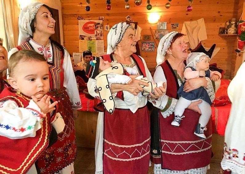 Днес е Бабинден Той е един от големите народни женски