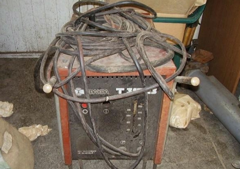 Двама крадци са задигнали електрожен и трофей от къща във