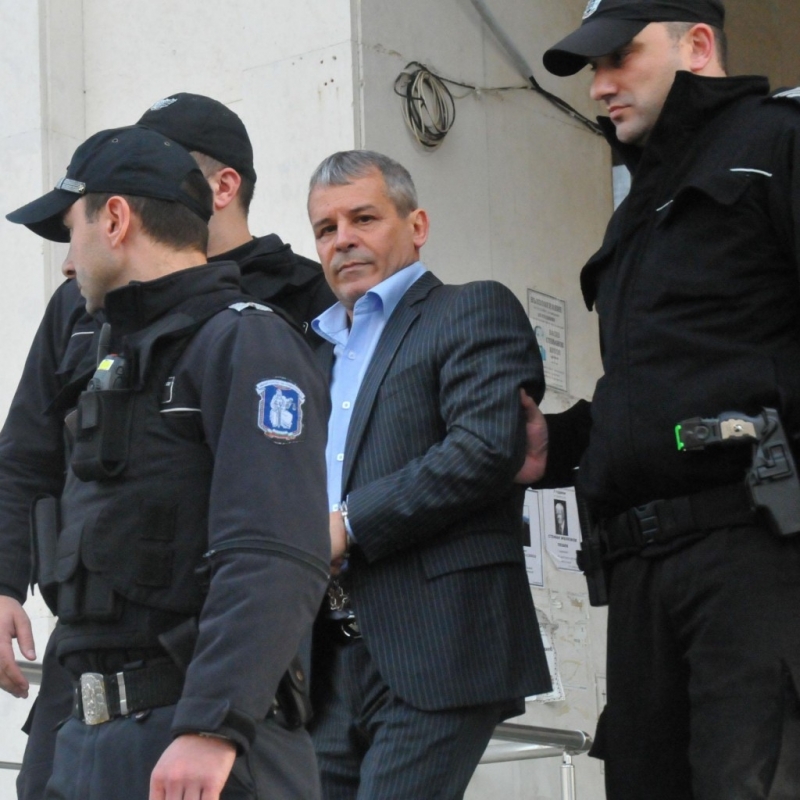 Над 30 тежко въоръжени полицаи доведоха в Районния съд във