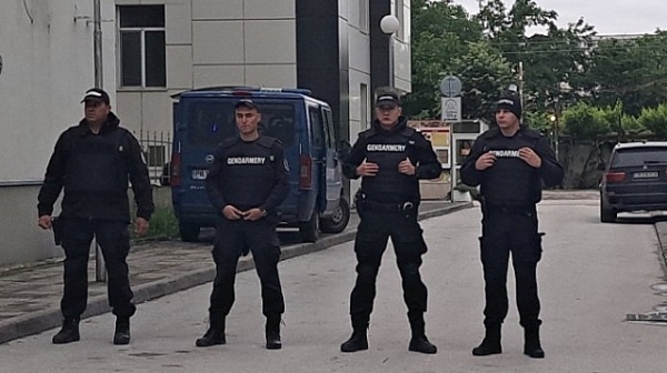 Бивш полицай се барикадира в дома си в Пловдив след