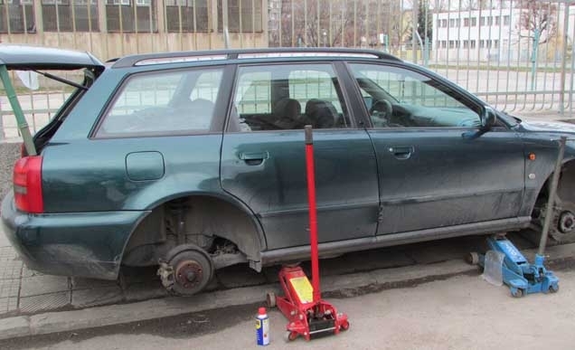 Апашите във Видин масово свалят гумите на автомобили Само за