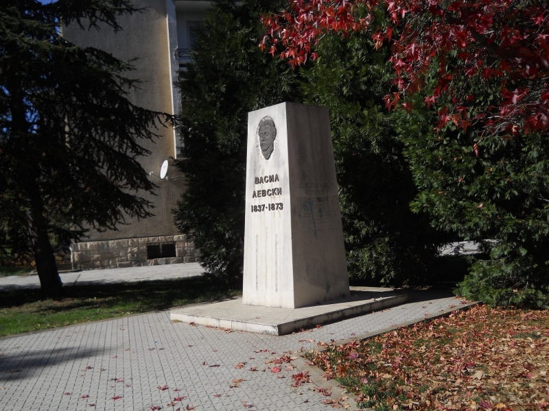 В Берковица бе почетена годишнината от рождението на Васил Левски Цветя