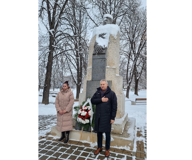 С тържество пред паметника на Васил Левски и поднасяне на