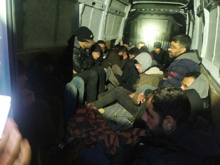 30 годишен турски гражданин е заловен да превозва мигранти съобщават от