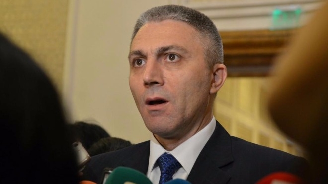 ДПС поиска оставката на вицепремиера Валери Симеонов. "Ако този вицепремиер