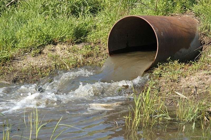 Наглост без граници! Комшии заливат имота на монтанчанин с отпадни води
