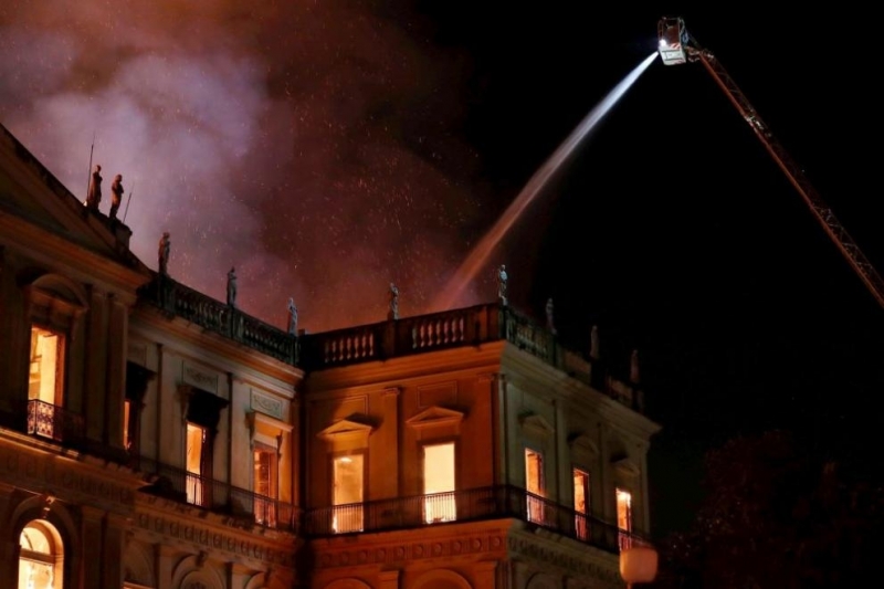 Огромен пожар опустоши прочутия Национален музей на Рио де Жанейро предадоха Асошиейтед