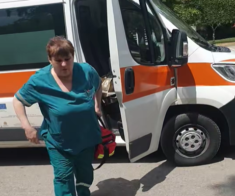 Кървава драма! Жена умира в центъра на Монтана, от 112 не реагират /видео 18+/