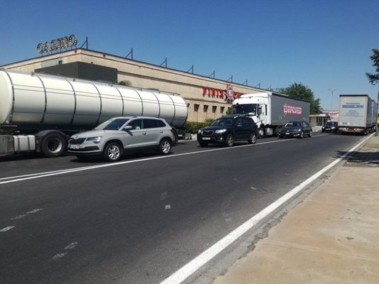 Интензивен е трафикът на някои от граничните пунктове със Сърбия