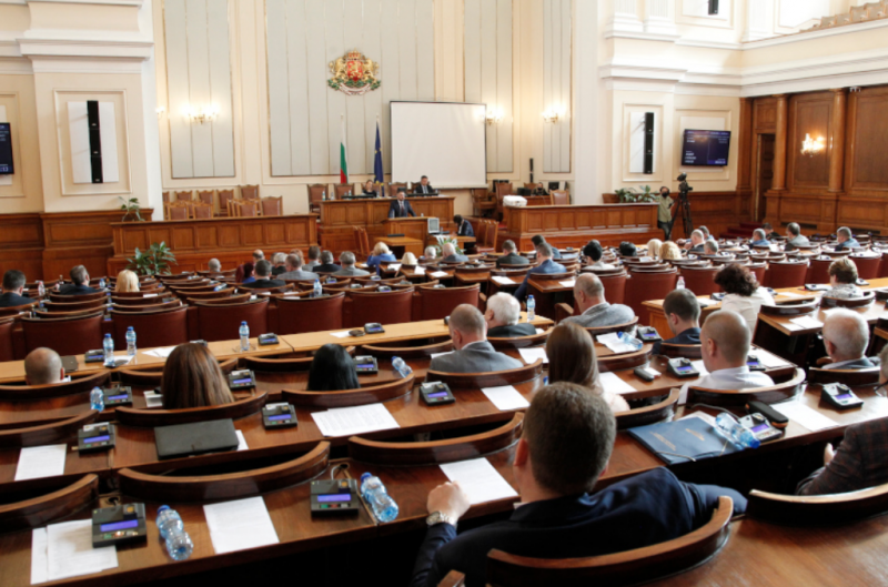 Опозицията е превзела парламента тя използва много по често парламентарната