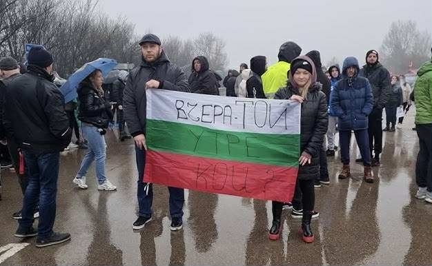 Близки на загиналия в катастрофа Любо Алексиев блокираха вчера Е