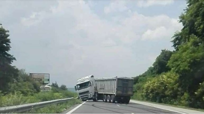 Тежкотоварен автомобил спукал гума на АМ Хемус затруднява движението до