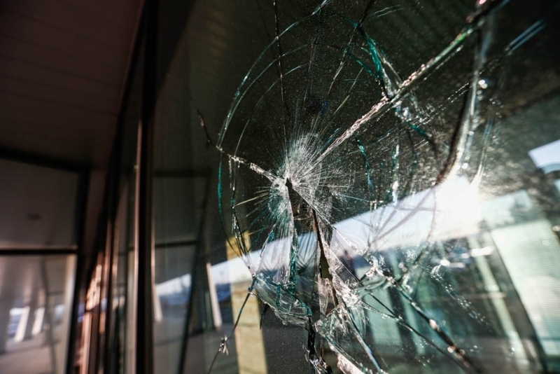 Полицията в Козлодуй задържа вандалът потрошил прозорците на магазин в