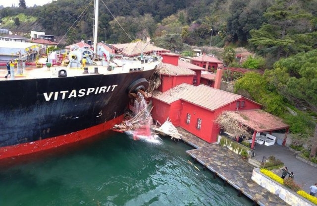 Кораб се блъсна в крайбрежна зона в Измир, предаде турската
