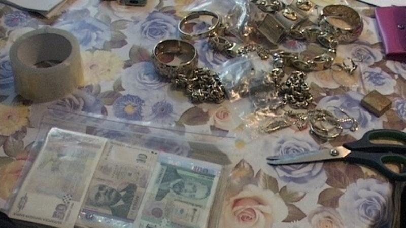 Младежи взеха чрез измама 5 бона и злато от жена