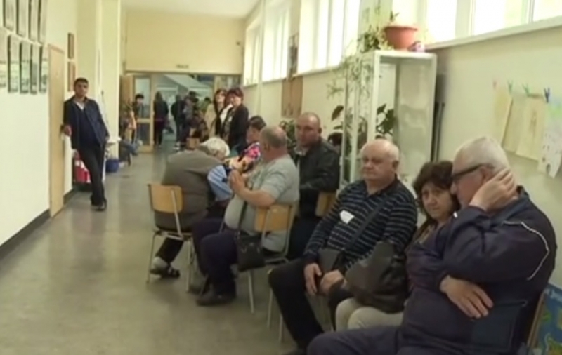 Хаос цари в Районната избирателна комисия във Враца Около 400