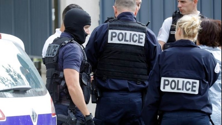 Стотици нелегални мигранти нахлуха в парижкия Пантеон с искане да