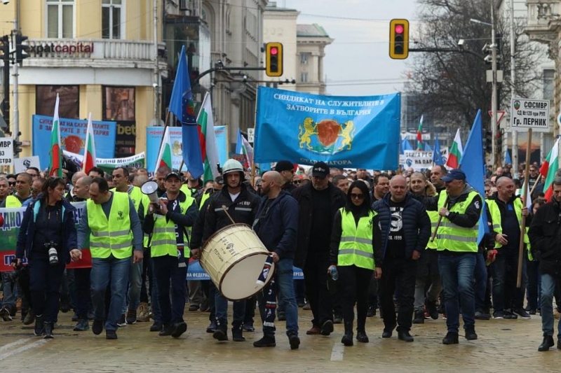 Служителите в МВР и тези работещи в затворите у нас