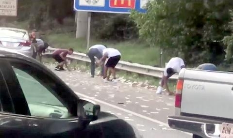 Брониран инкасаторски автомобил изсипа дъжд от долари на междущатската магистрала