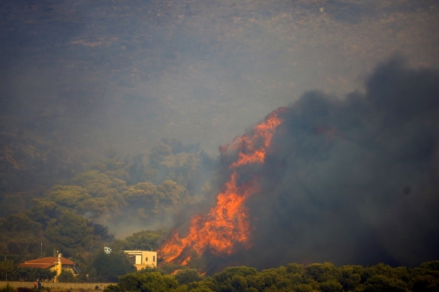 Нови горски пожари пламнаха край Атина Едното огнище е в