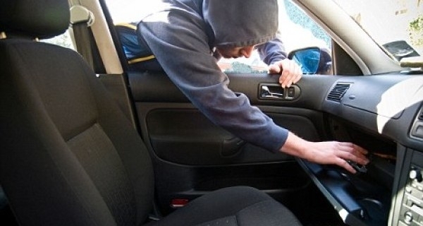 Хлапак е откраднал пари и документи от кола във Врачанско