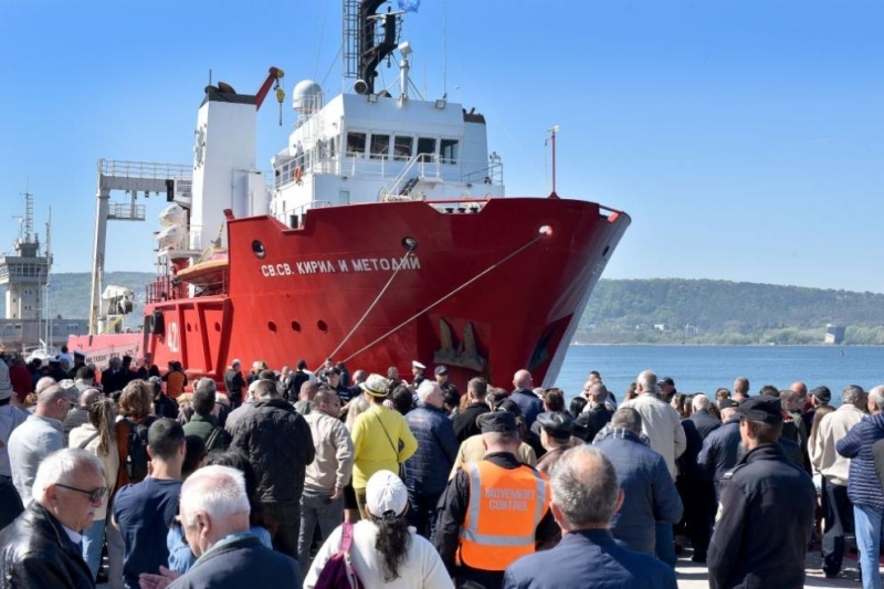 След 127 дни плаване до българската база на остров Ливингстън