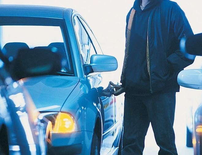 Хлапак е успял да открадне две коли във Видин само