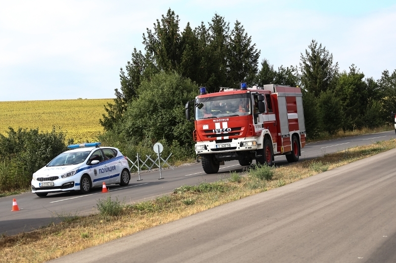 Кемпер се заби в дърво край Лом съобщиха от полицията  
Около