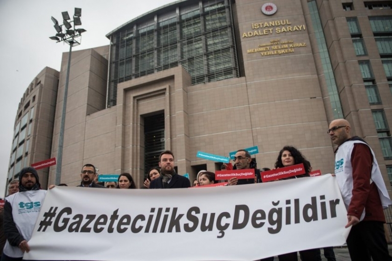 Двама опозиционни журналисти са били задържани тази сутрин в Анкара,