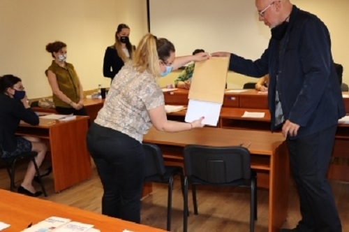 Общо девет кандидата се явиха на писмения изпит за първоначално