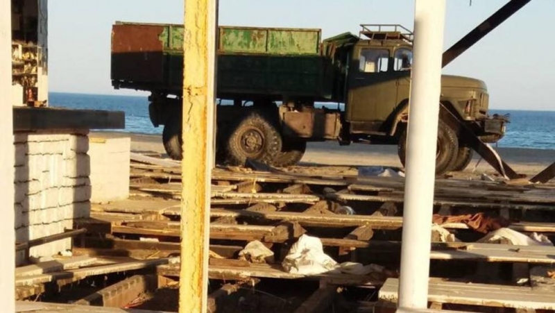 Разчистването на незаконни преместваеми обекти на морски плаж Слънчев бряг север