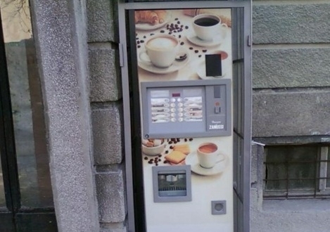 Непълнолетно момче открадна 60 и потроши кафе автомат съобщиха от полицията