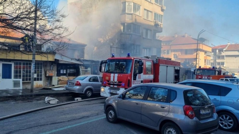 Двама души са пострадали при пожар в къща между жилищни