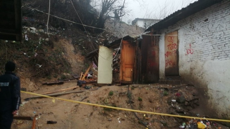 Свлачище затрупа 11 души в Смолян Огромно количество земна маса се