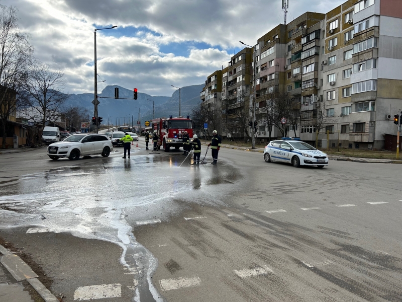 Катастрофа затруднява движението на оживено кръстовище във Враца видя първо