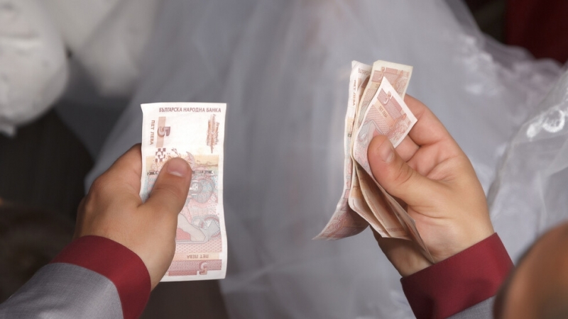 Заплатите у нас продължават да се повишават но разликата за