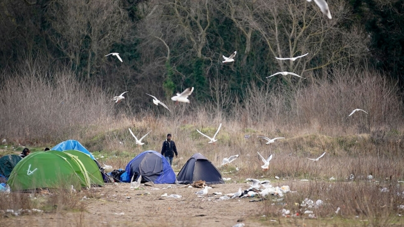 Френската полиция евакуира най малко 900 мигранти от спортна зала и