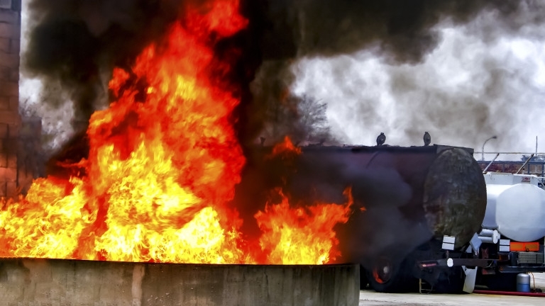 Голям пожар избухна рано тази сутрин в химически завод във