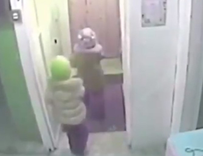 Две деца избягаха от детска градина в Русия при температура