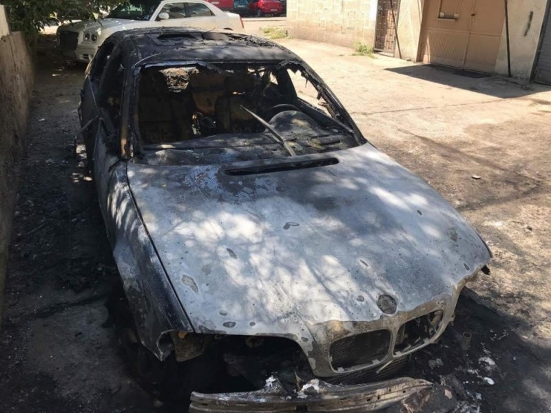 Личният лек автомобил на служител от сектор Пътна полиция в