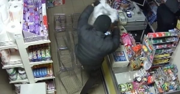 Неизвестен е разбил хранителен магазин и е откраднал вафли и